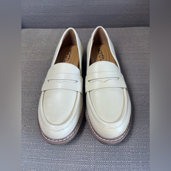 Earth Java White Leather Women’s Penny Loafers NWOT  Size 5 - Picture 1 of 6